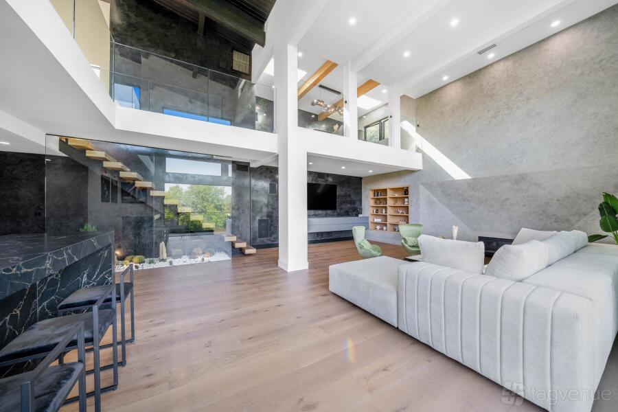 Stunning Luxury Retreat at Contemporary Luxury Mansion