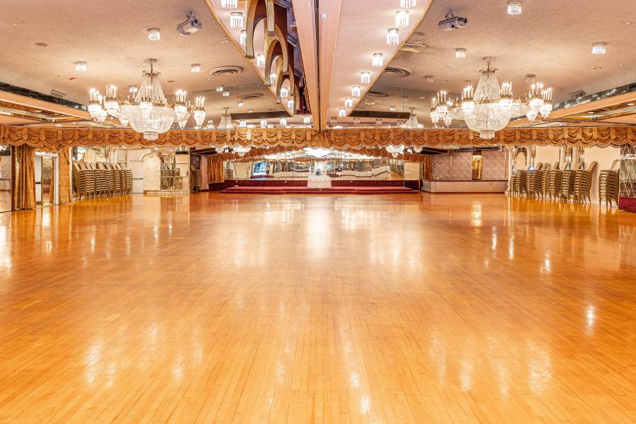 https://www.tagvenue.com/resize/b3/03/fit-900-600;38134-grand-ballroom-room.jpg