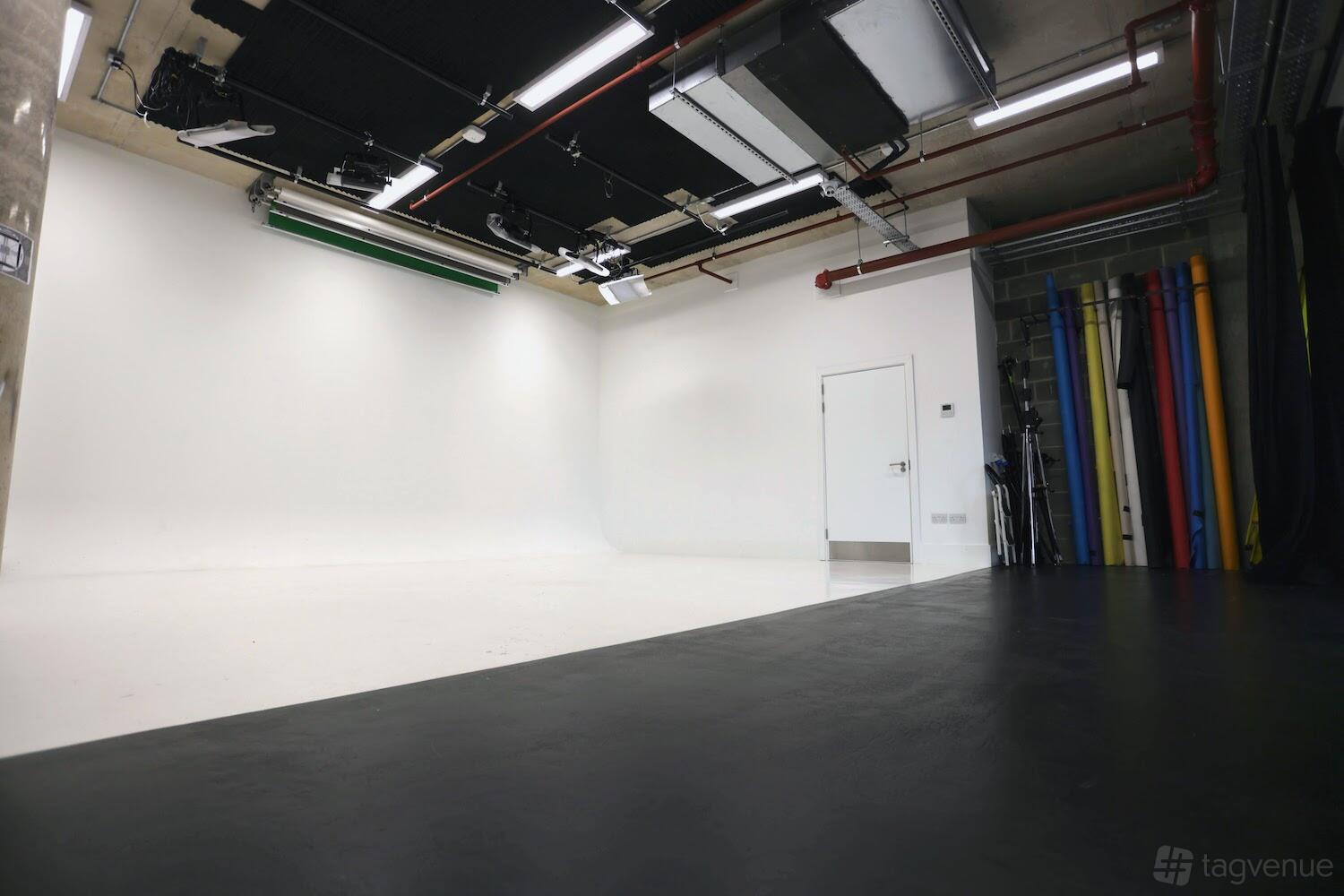 Studio Nine Soundproofed Space with Infinity Wall and Blackout - Nine Elms Studio ...