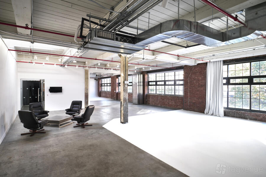 1 Large Studio with 2 Cycs! 1 Large Studio with 2 Cycs!