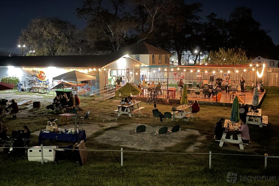 Outdoor Patio and Yard - Tandem - Event Venue Rental - Tagvenue.com