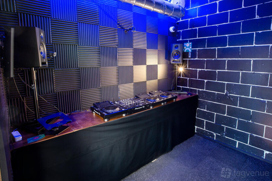 Pro DJ Studio with Streaming at