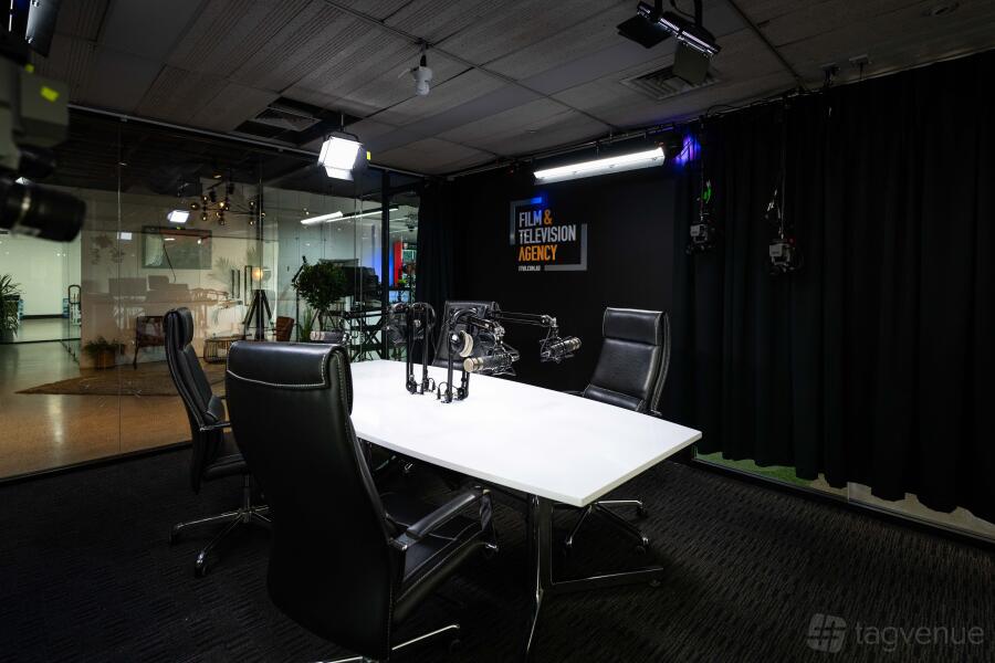 Podcast & Broadcast Studio Podcast & Broadcast Studio