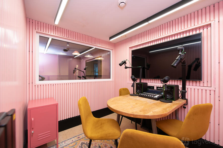 Floating Podcast Studio 2 Floating Podcast Studio 2