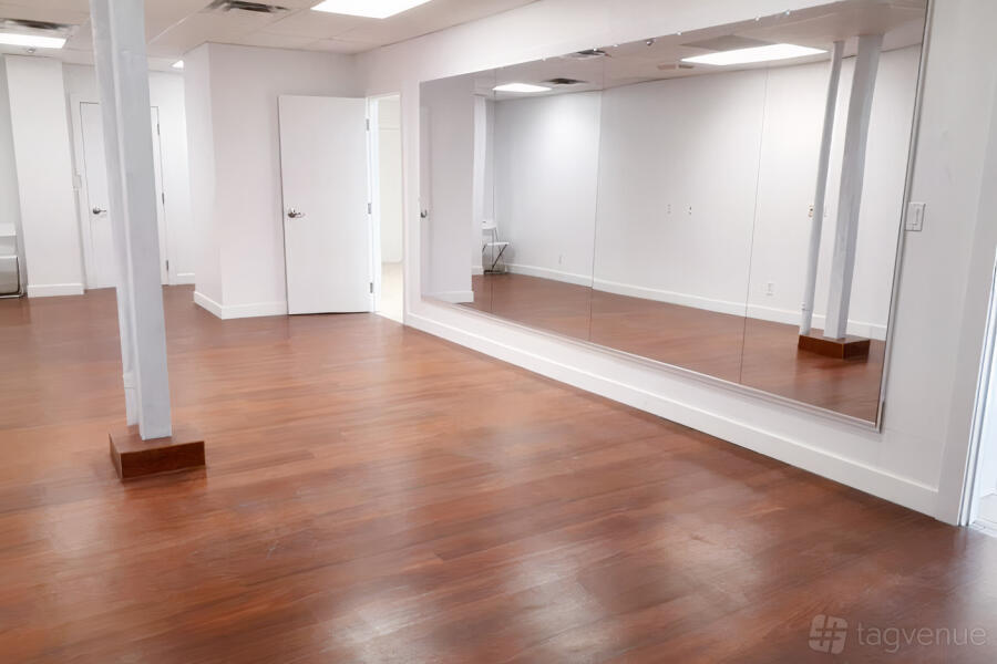 Studio C – “Petite” Studio C – “Petite”
