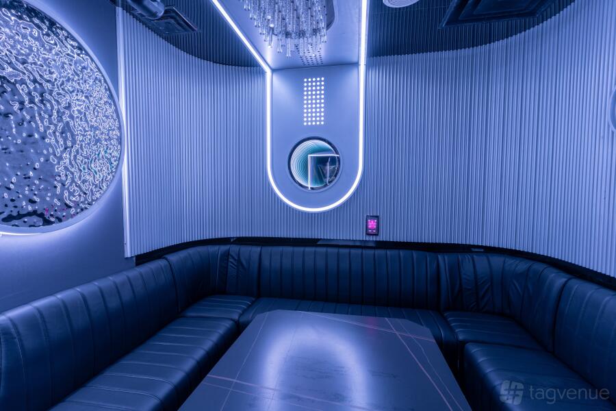 Party K Medium Room at