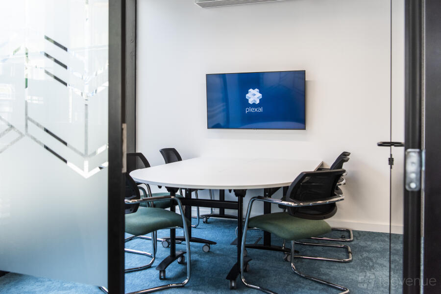 6-person meeting room 6-person meeting room